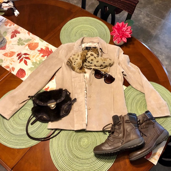 TERRY LEWIS LUXURY Beige Jacket 🧥 Can go with Dress 👗 Jeans 👖 and more - Picture 3 of 7